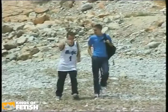 Azgın twink eve getirdikten sonra dövmeli bir adam tarafından götünü siktiriyor