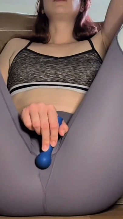 Yoga dersinden sonra azan Amerikalı kız külotunu ıslatıyor | Klip 1