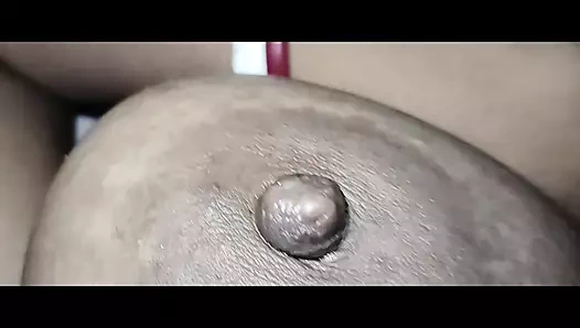 Kocası hintli karısının meme ucunu emiyor