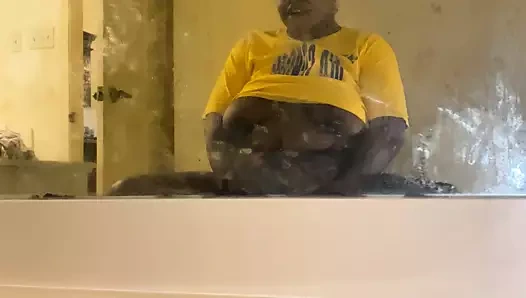 Ateşli zenci kız bacakları titreyene kadar mastürbasyon yapıyor