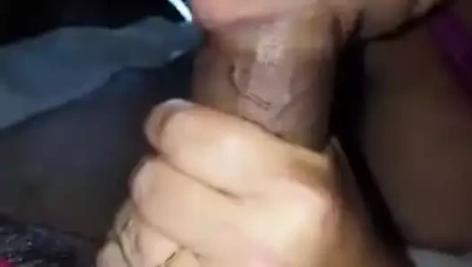 Haggard görünümlü milf emme bir siyah horoz