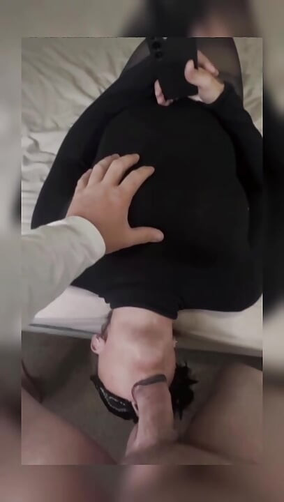 Üvey anne oğullarının büyük yarağı tarafından gırtlağına kadar sikiliyor! Sonra daracık kıllı amına sokuyor!