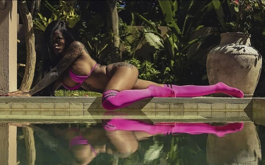 Sanktor - bir villada pembe çoraplı Asyalı dövmeli orta yaşlı seksi kadın