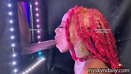 Gırtlağına kadar büyük zenci yarağı alıyor