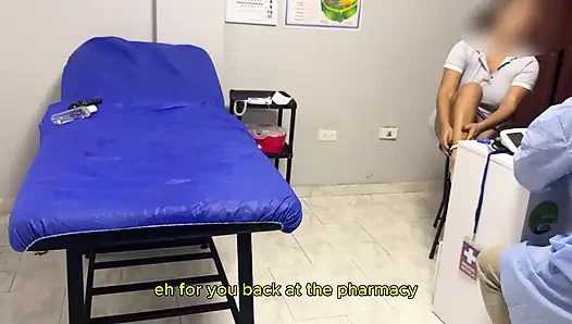 Doktor hastanın amını kontrol ediyor ve sonunda ona iyi bir orgazm yaşatıyorlar