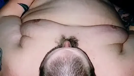 Superchub küçük sünnetsiz yarağıyla oynuyor, boşalma