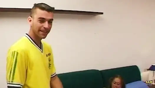 Sarışın arkadaşımın götüne sokuyorum.