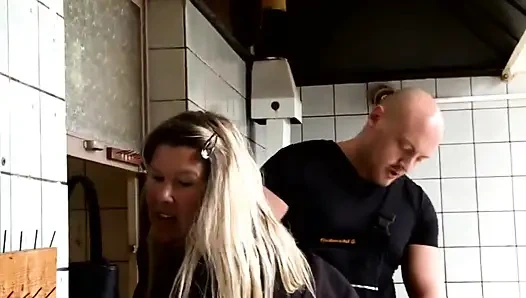 İri göğüslü sarışın orta yaşlı seksi kadın genç yarağı ağzında seviyor