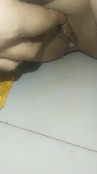 Bugün parmak atarken banyoyu mahvettim, işemem geldi