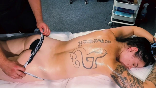 Sapık masör masajın sınırlarını zorluyor, ona bir oyuncak veriyor ve penisini ağzına sokuyor