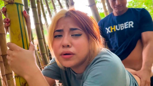 Yabancı açık havada parkta sikişmesi için Celeste Alba'ya teklif ediyor