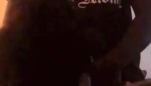 Asmr Fransız boşalmak için bahşişi öpüyor