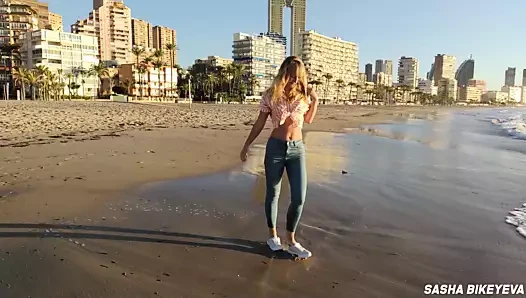 Halka açık bir plajda riskli açık havada mastürbasyon. ayak fetişi.