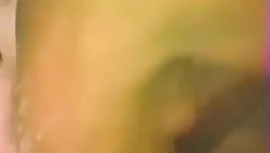 Amatör ev hanımı küvette kendini bağlıyor