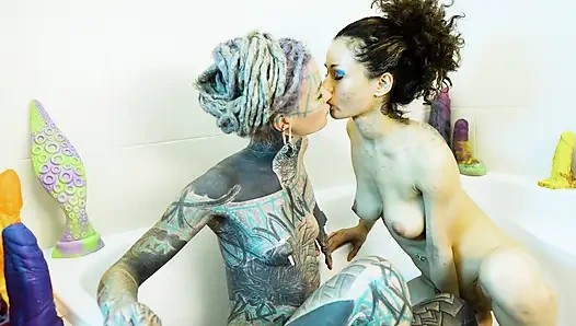 Küvette aşırı yumruk sokma ve sarkma - büyük fışkırtma ve atm oyunu