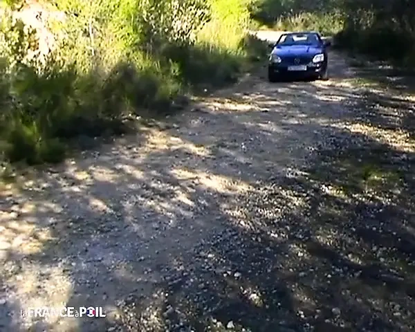 Ateşli genç esmer otostopçuya özel bir yolculuk yapıyor