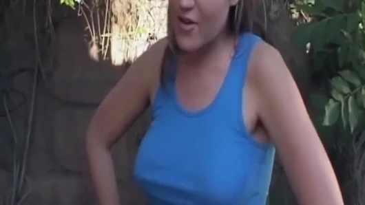 Olgun orta yaşlı seksi kadın yarak emiyor ve sonra derinden sikiliyor