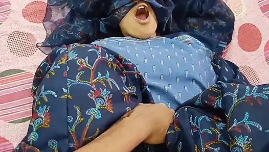 Hintli desi köylü kadın net Hintçe ses kaydıyla sikiliyor