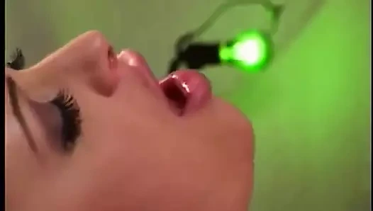 Muhteşem iyi şekilli ve istenen sarışın fahişe götünü siktiriyor