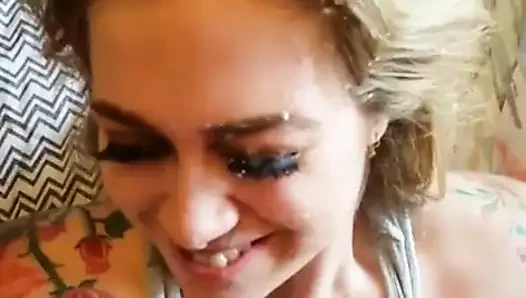 Sıcak civciv gets bir yüz duş