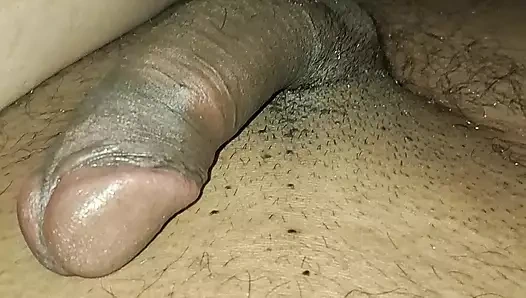 Hintli büyük göğüslerini gösteriyor ve mastürbasyon yapıyor