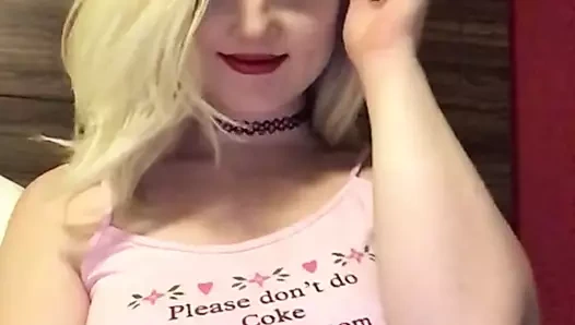 Güzel sarışın göğüslerini gösterdi