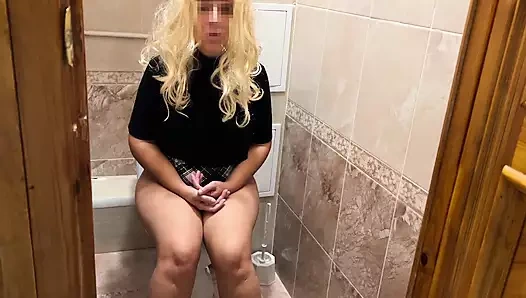 Orta yaşlı seksi kadın anal seks istediğinde tuvalette oturuyordu