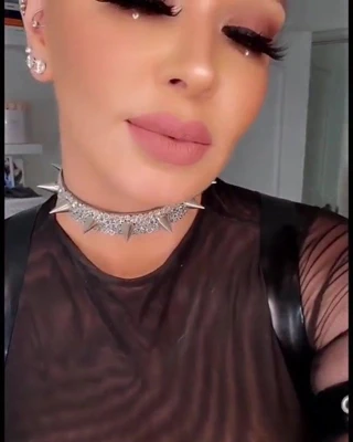 Şeffaf elbise, deri ve yüksek topuklu anal kraliçe