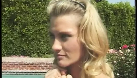 Amigo kız üniformalı sarışın genç havuz tarafından dövülerek alır