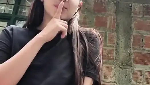 Yulieth Gomez kayınvalistinin park yerinde kendine dokunuyor ve lezzetli göğüslerini gösteriyor