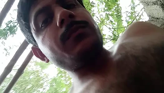 Yakışıklı adam mastürbasyon zamanı.