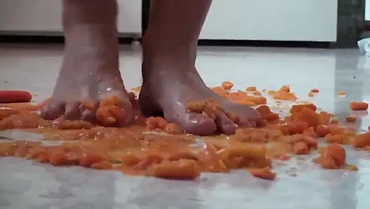 Mutfakta çiğnenen yiyeceklerin yakın çekim