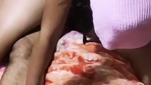 Arap çift yüksek sesle inleyerek orgazm oluyor