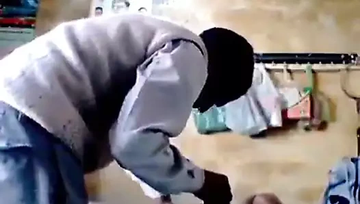 Meri chut ke baal kaat do