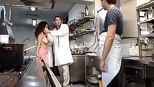 Jessica Rizzo yaramaz bir doktor olarak iki sahnede