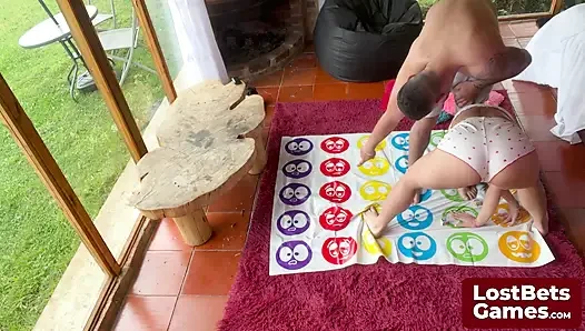 Striptiz Twister oyunu kazananı için sakso sürprizi