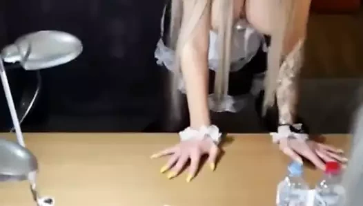 Bir yabancının yüzü ve göğüsleri üzerinde sürtük karım sert ve cum fuck izlerken. gerçek amatör aldatmak