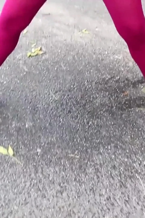 Açık havada külotlu çorap oyunu ve çiş oluklu külotlu çorap