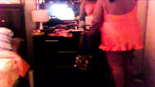 koca ve bir arkadaş için iç çamaşırı giyiyor