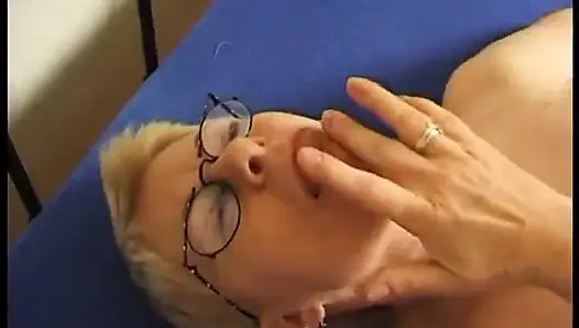 Olgun yatakta vücudunu okşuyor