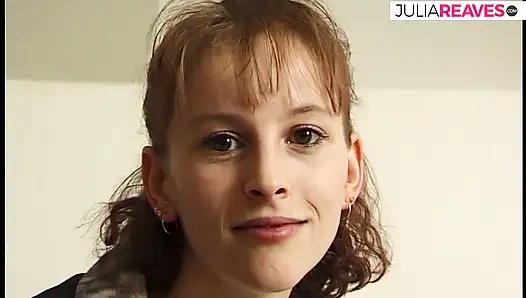 Sıska kız yatakta soyunuyor ve kendine dokunuyor