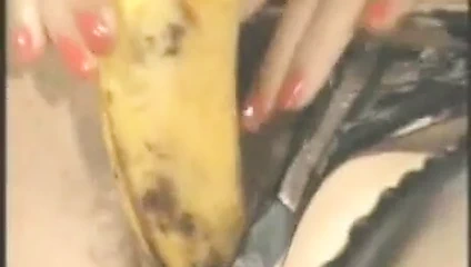 Muz ve salatalık ile kıllı olgun bayan