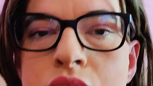 Sheer Black tayt, stiletto kırmızı topuklu ayakkabılar ve kadife elbise