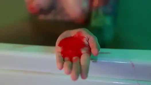 Banyo ayini sert dildoya binmeye ve yoğun orgazma dönüşüyor