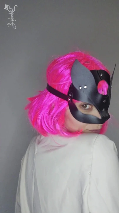 Kedicik maskem ve büyük göğüslerimle zevkimi keşfedin