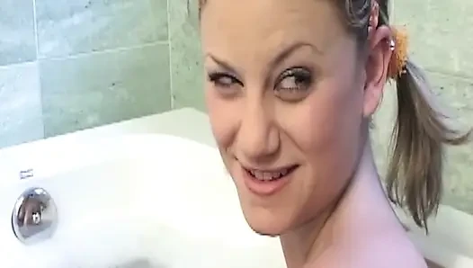 Olgun sarışın orta yaşlı seksi kadın kalın yarağa öğürerek boşalıyor ve ıslak amcığını açıyor