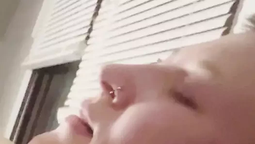 Skyy blu Noel'i ağzında yarakla kutluyor ve büyük zenci yarağı tarafından sikiliyor