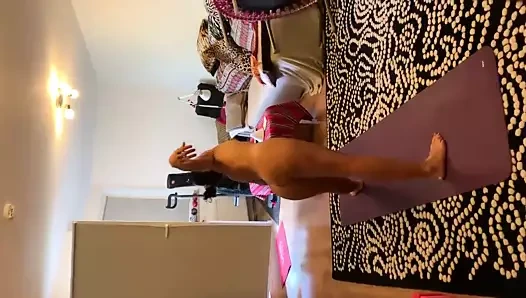 Nazlı amcık ile evde yoga