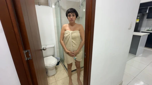 Seksi üvey kız kardeşime banyodan çıkmama yardım ediyorum ve kilitli kaldı, karşılığında büyük yarağımla onu sıkı götünden sert sikmeme izin veriyor