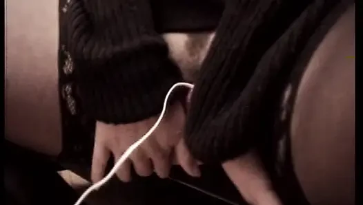 Seksi Alman sarışın oyuncaklarla oynuyor ve azgın çifti sikiyor